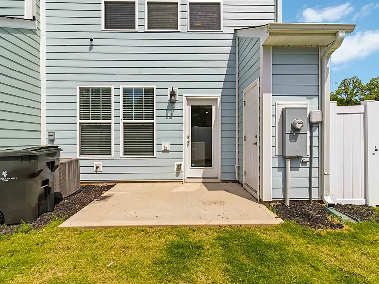 105 Cobden Ct — Photo 39