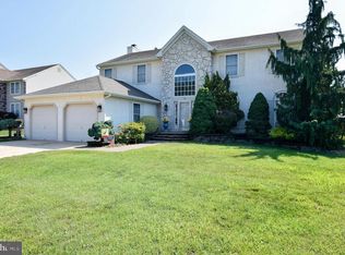 13 Waterview Dr, Sicklerville, NJ 08081