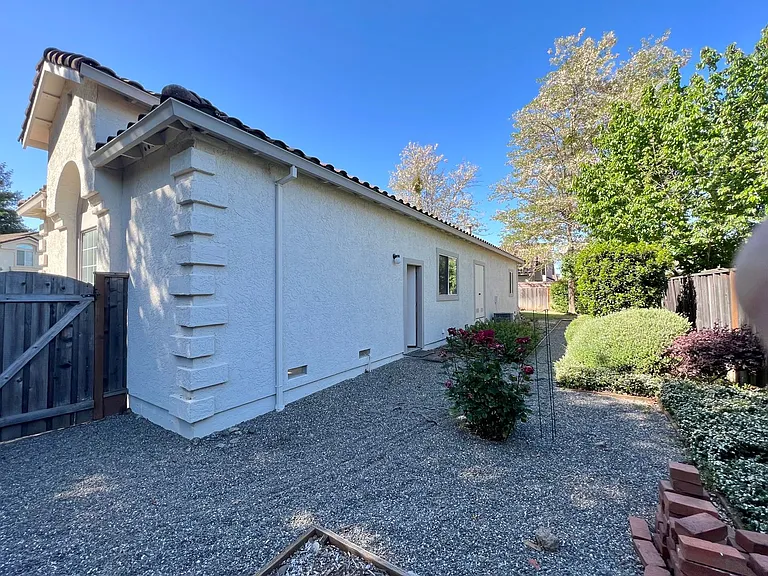 2160 Camenson St — Photo 25