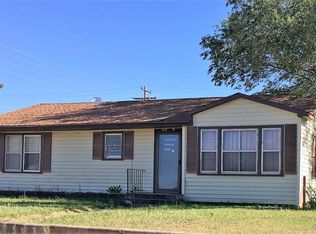 1112 16th St, Plains, TX 79355