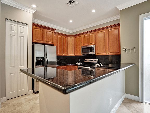 5th image of 850 SW 11th Court #850