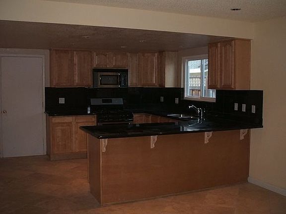 2nd image of 2902 Daisy St