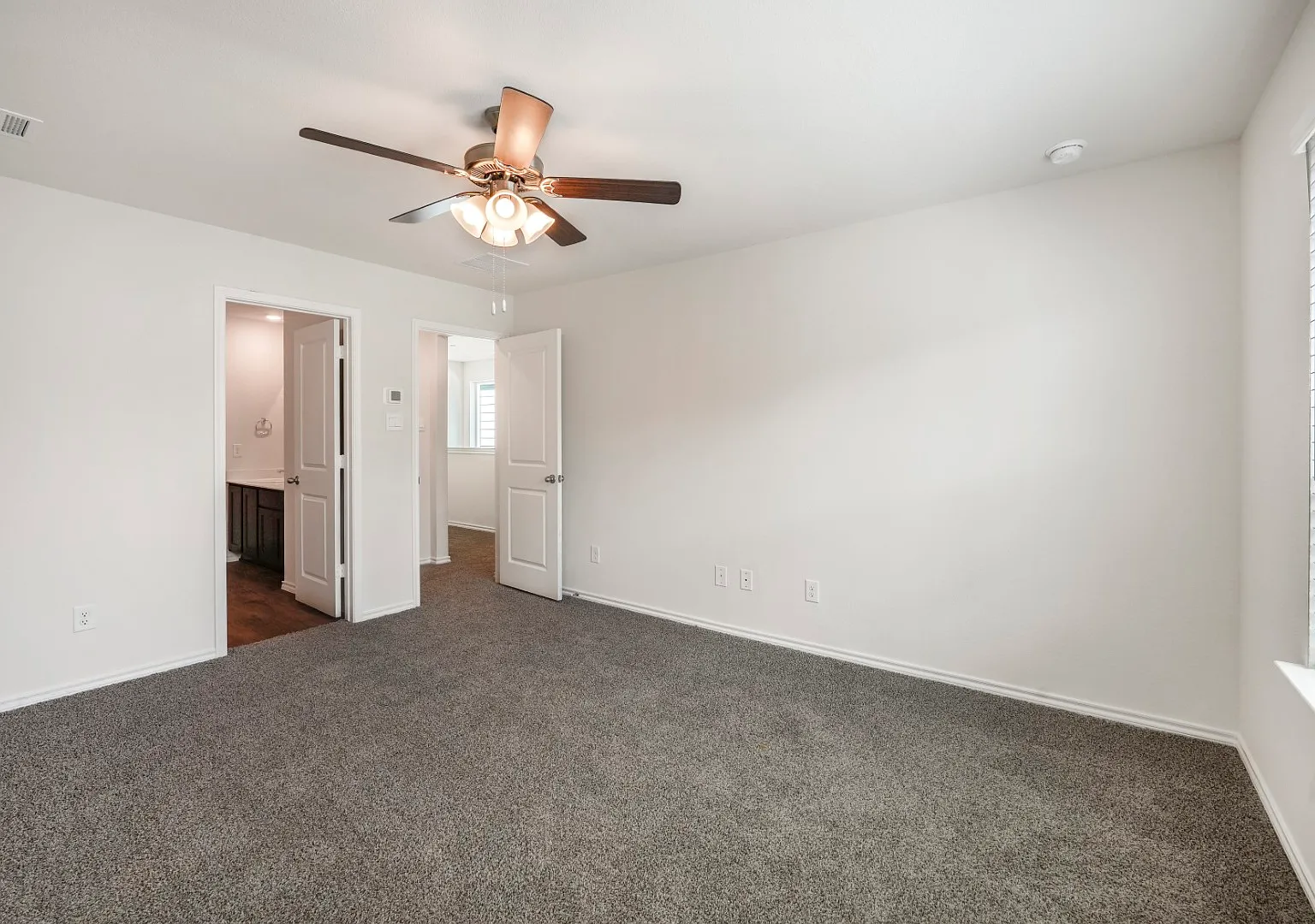 138 Hamilton Dr — Photo 2