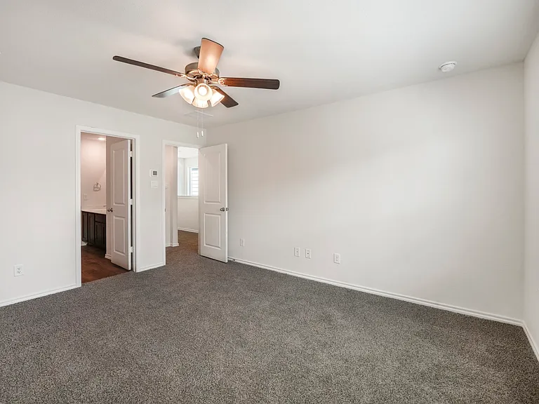 138 Hamilton Dr — Photo 2