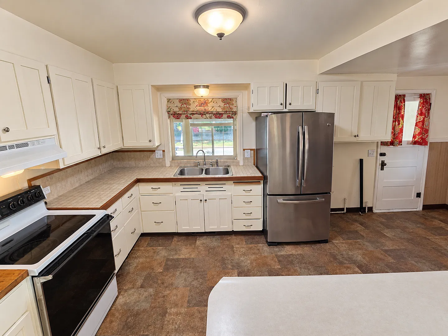 Spacious 3-Bedroom Home with Classic Charm, Sunroom & Private Backyard — Photo 2