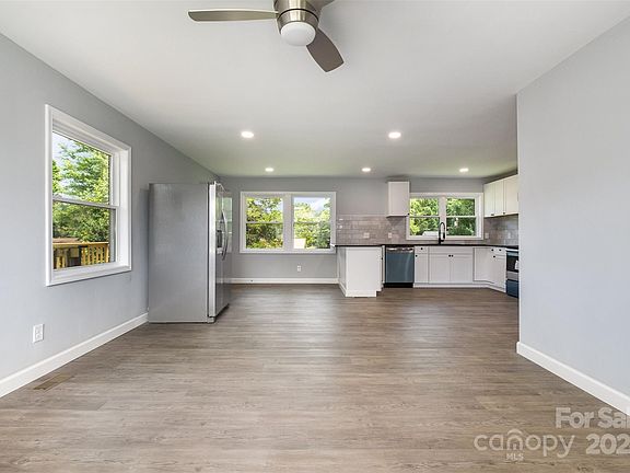 5th image of 2303 Woodlawn St