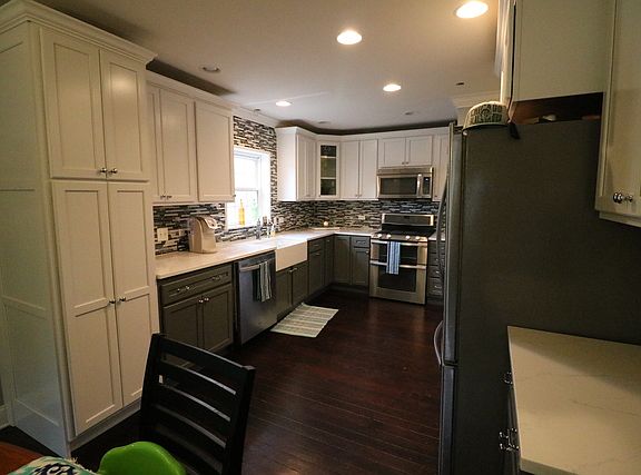 4th image of 10401 S Christiana Ave