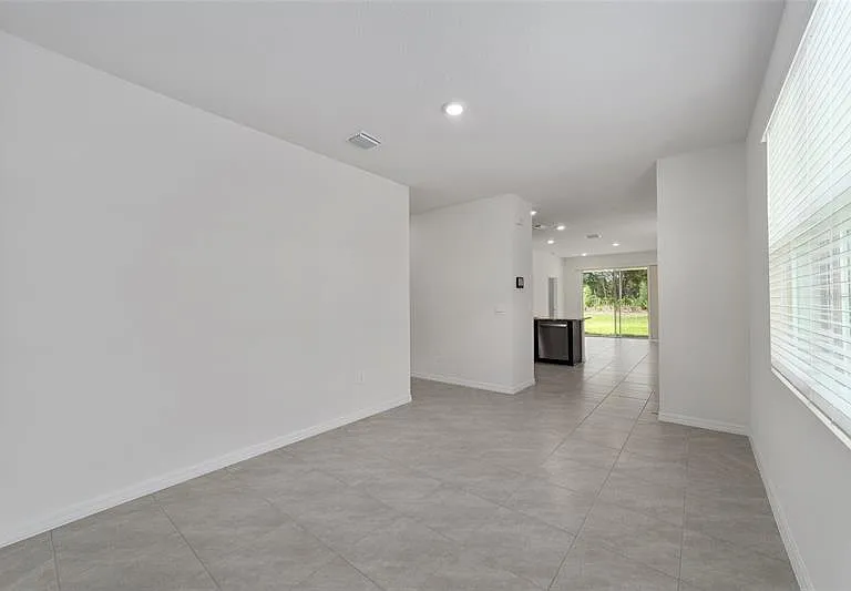 4111 NW 44th Cir — Photo 3
