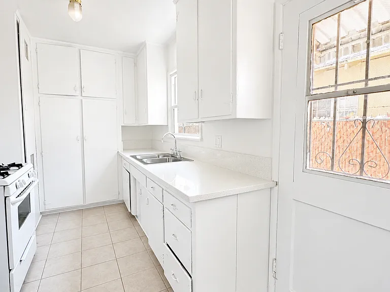 15234 Rayen St #A — Photo 11