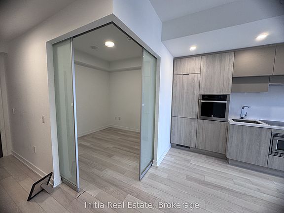 5th image of 39 Roehampton Ave #802
