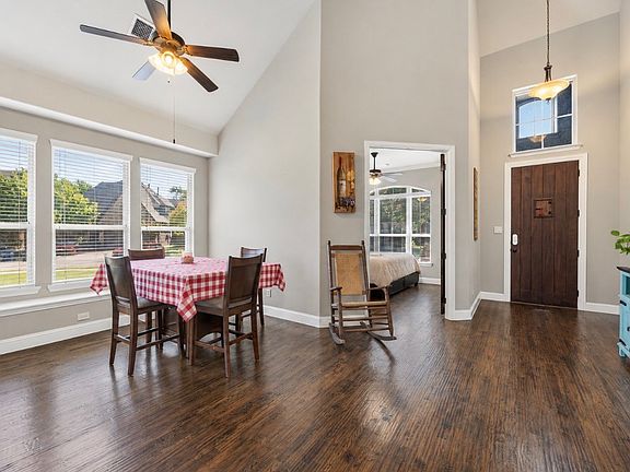 3rd image of 208 Hogue Ln