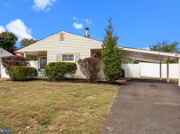 29 Ember Ln, Levittown, PA 19054