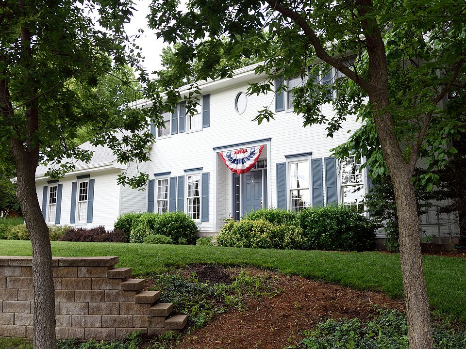 4 BR Custom Colonial 1998

