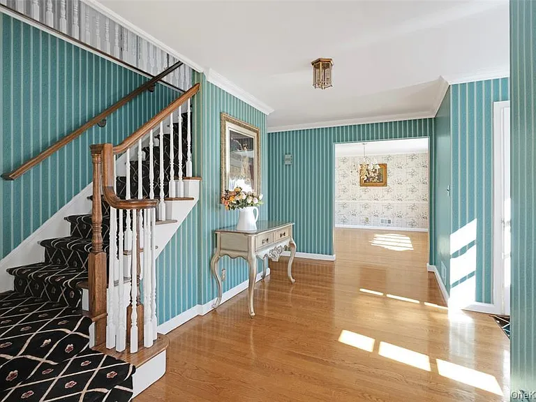 695 Hunt Ln — Photo 2