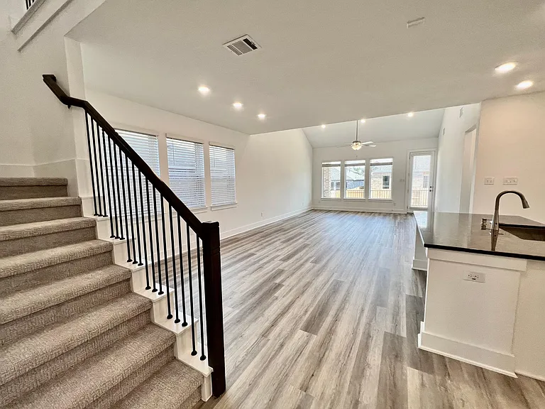 120 Green Knoll Ln — Photo 37