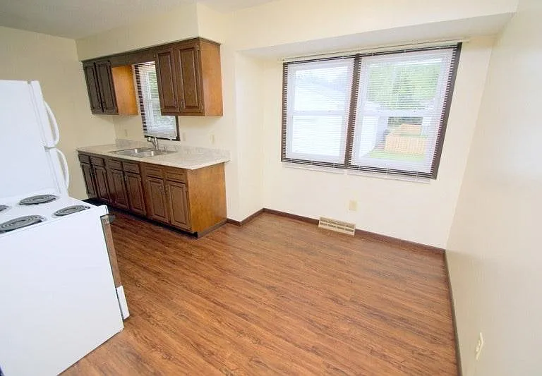 1139 N Pioneer St — Photo 3
