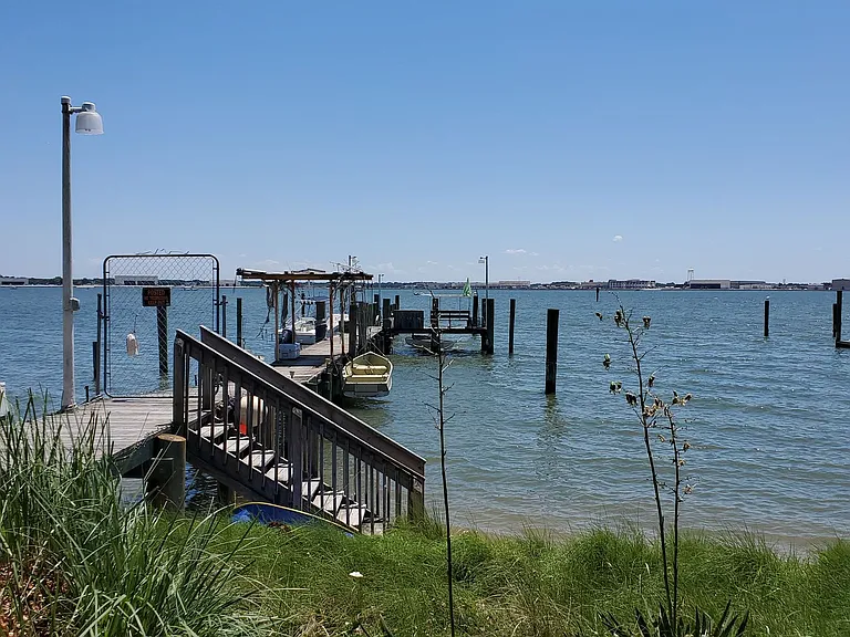 1331 Bayville St — Photo 3
