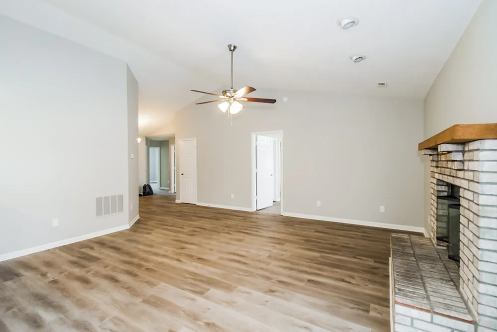 3 bed, 2.0 bath, 1380 sqft, $2,320 — Photo 4