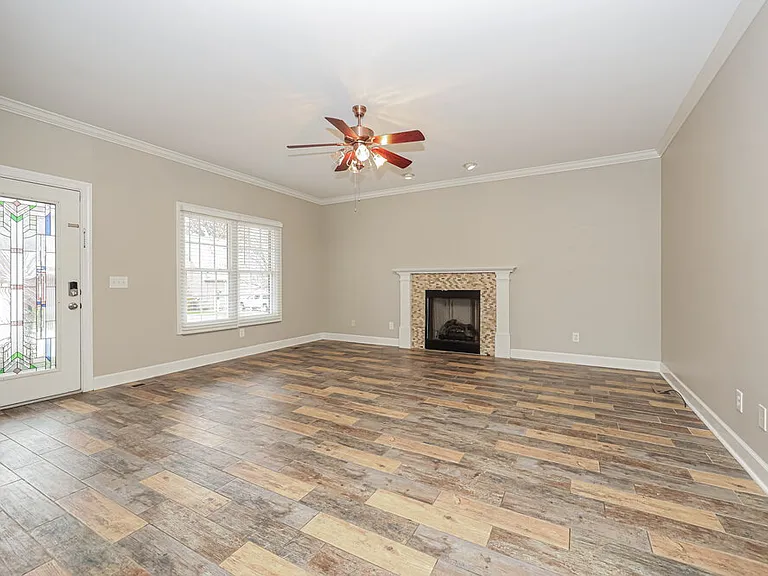 411 Carmel Dr — Photo 5