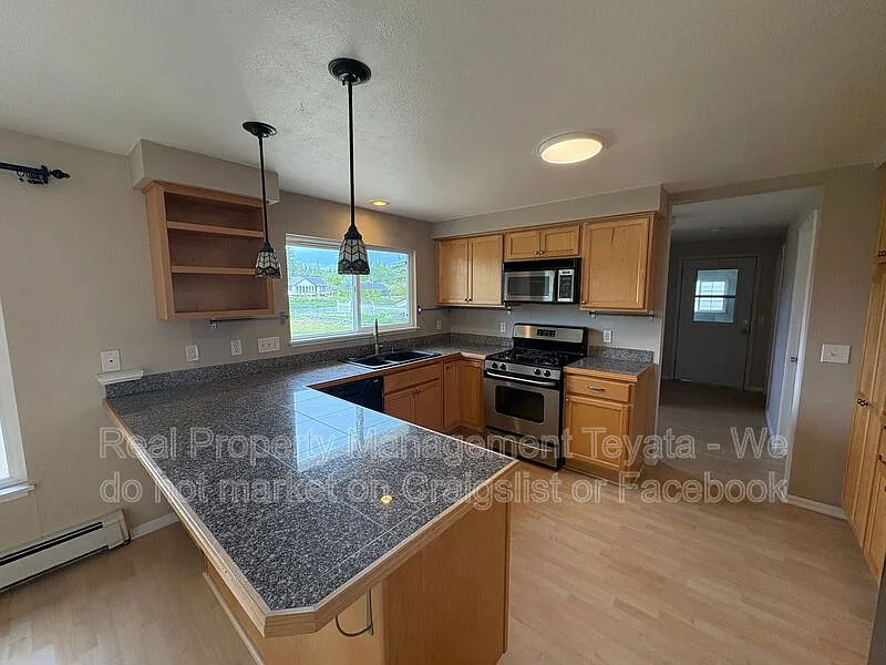 3 bed, 3.0 bath, 1720 sqft, $2,900 — Photo 4