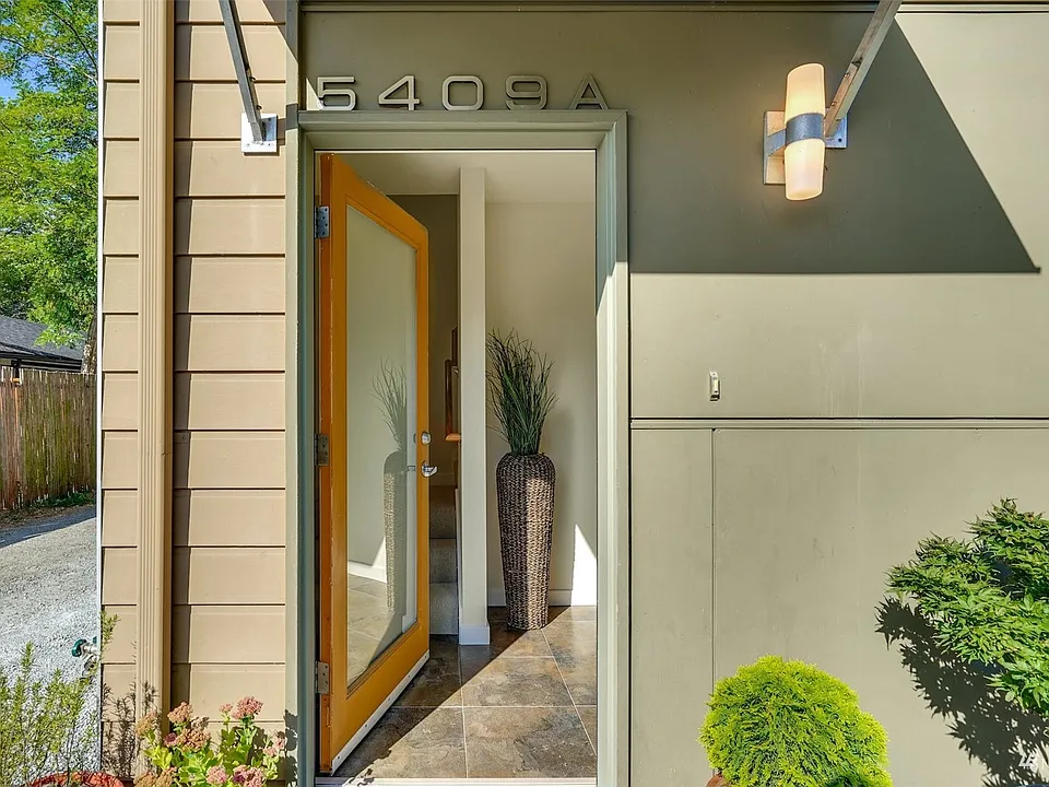 Gracious entryway to welcome guests.>