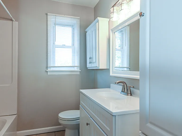 406 Irwin Ln — Photo 24