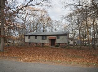 20 Tilbury Dr, Bristol, RI 02809