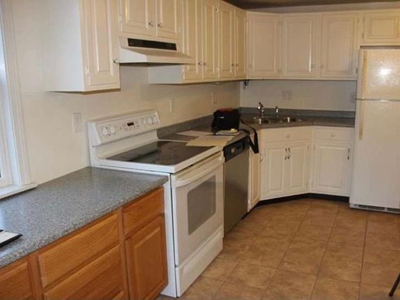 3rd image of 5 Brookview Dr