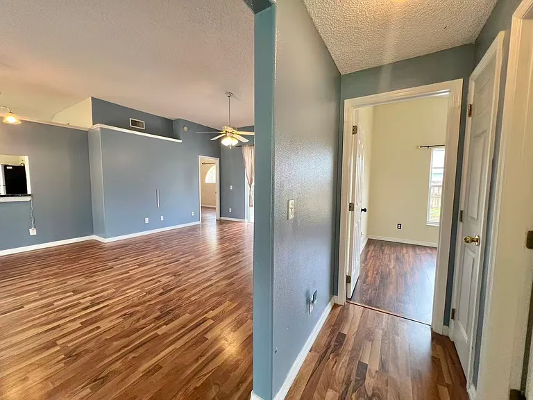 527 Valencia Place Cir — Photo 19