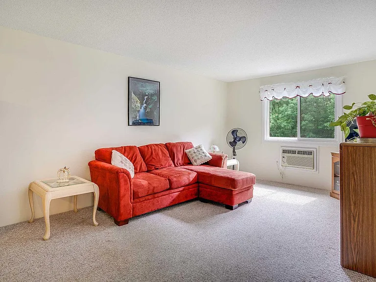 19 Country Club Dr — Photo 2