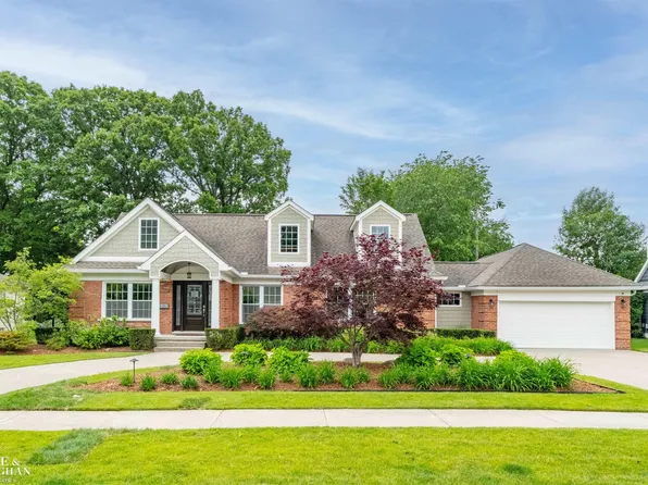 1061 N Renaud Rd, Grosse Pointe Woods, MI 48236