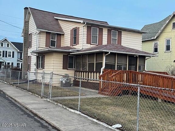 3rd image of 2321 Linn St