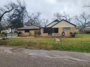 1165 Lake St, Clute, TX 77531