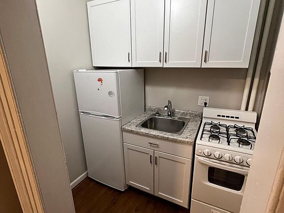 2nd image of 815 W 4th St