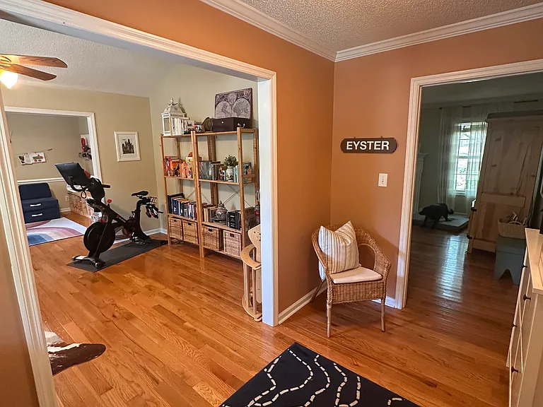 314 Stornoway Dr — Photo 3
