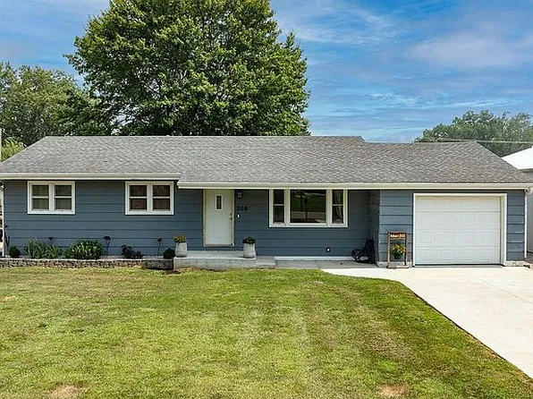208 Water St, Center Point, IA 52213