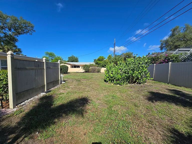2441 Gulf Gate Dr — Photo 22