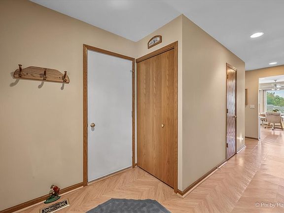 5th image of 156 Spring Ct N