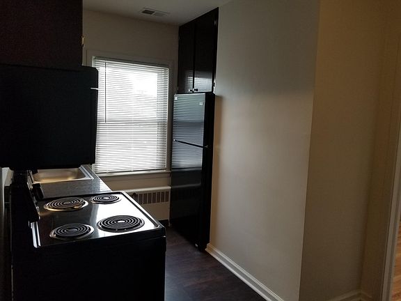 4th image of 324 E 3rd St APT 3