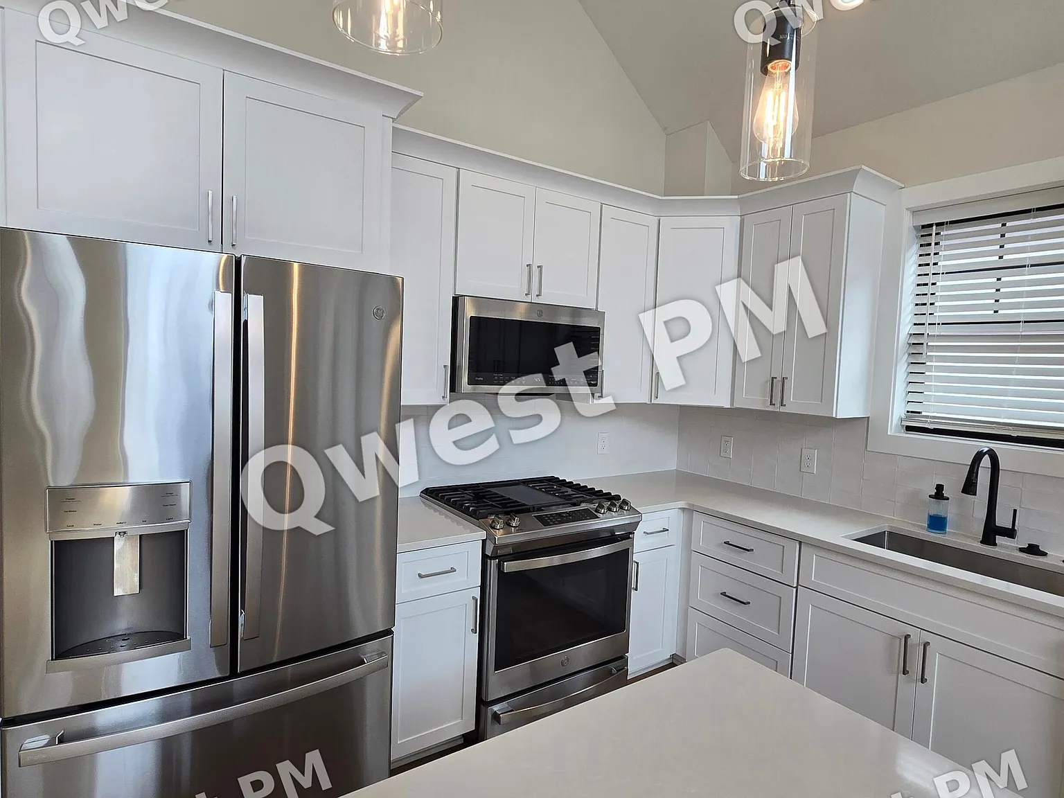 629 Fairview Ave NE — Photo 2