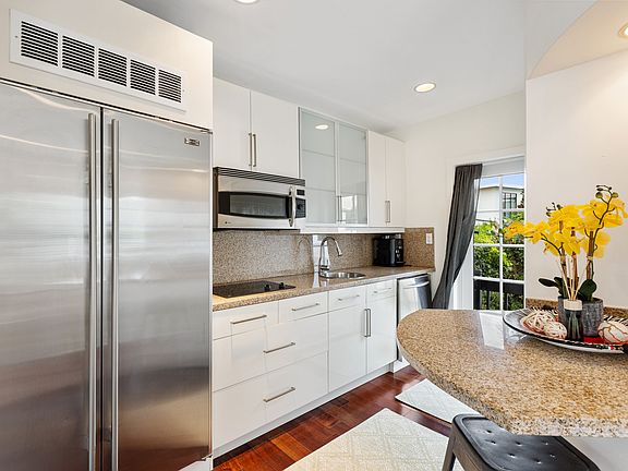 Kitchen w/ Highend Appliances