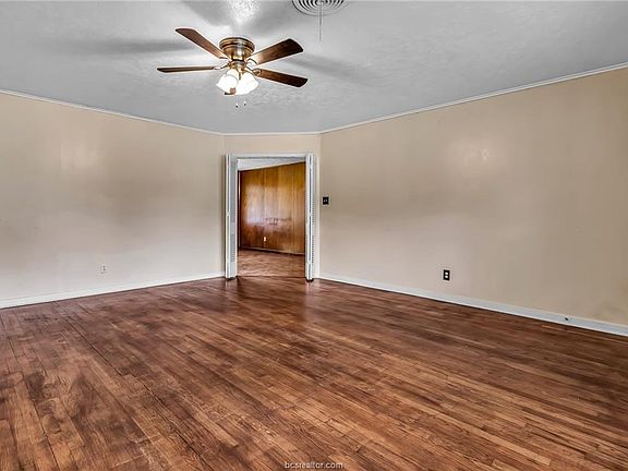 5th image of 1011 Hereford St