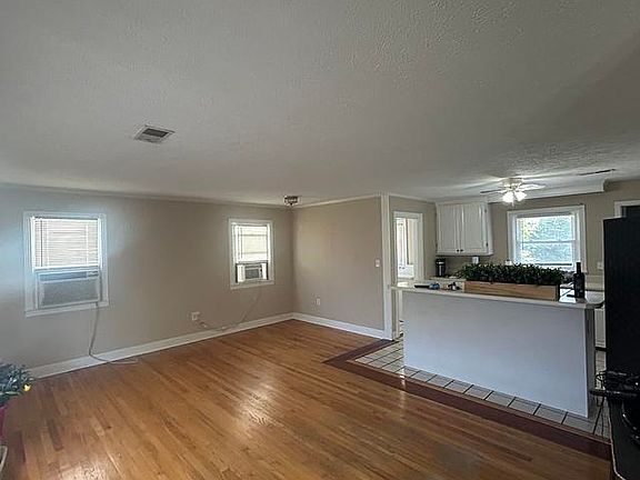 4th image of 704 Josephine St