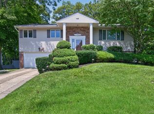7 Chatham Rd, Commack, NY 11725