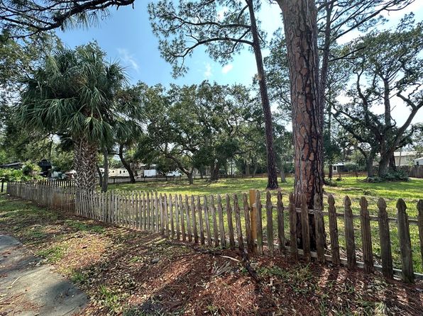  Hawthorne Ave, Cedar Key, FL 32625
