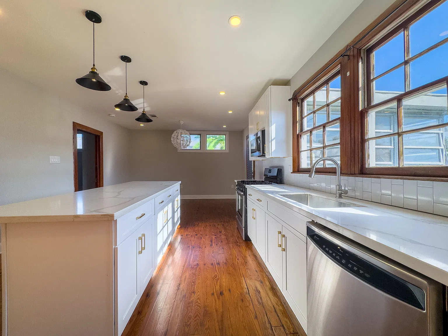2347 N Claiborne Ave — Photo 2