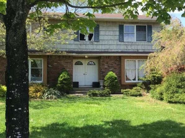 10 Taj Ct, Centereach, NY 11720