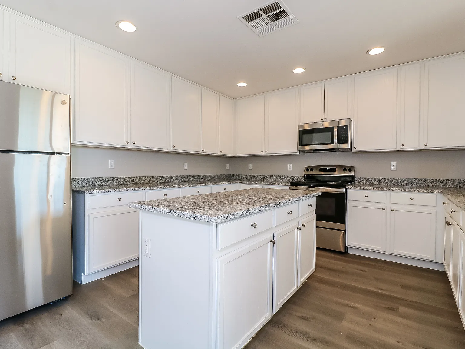 5 bed, 2.5 bath, 2369 sqft, $2,499 — Photo 3