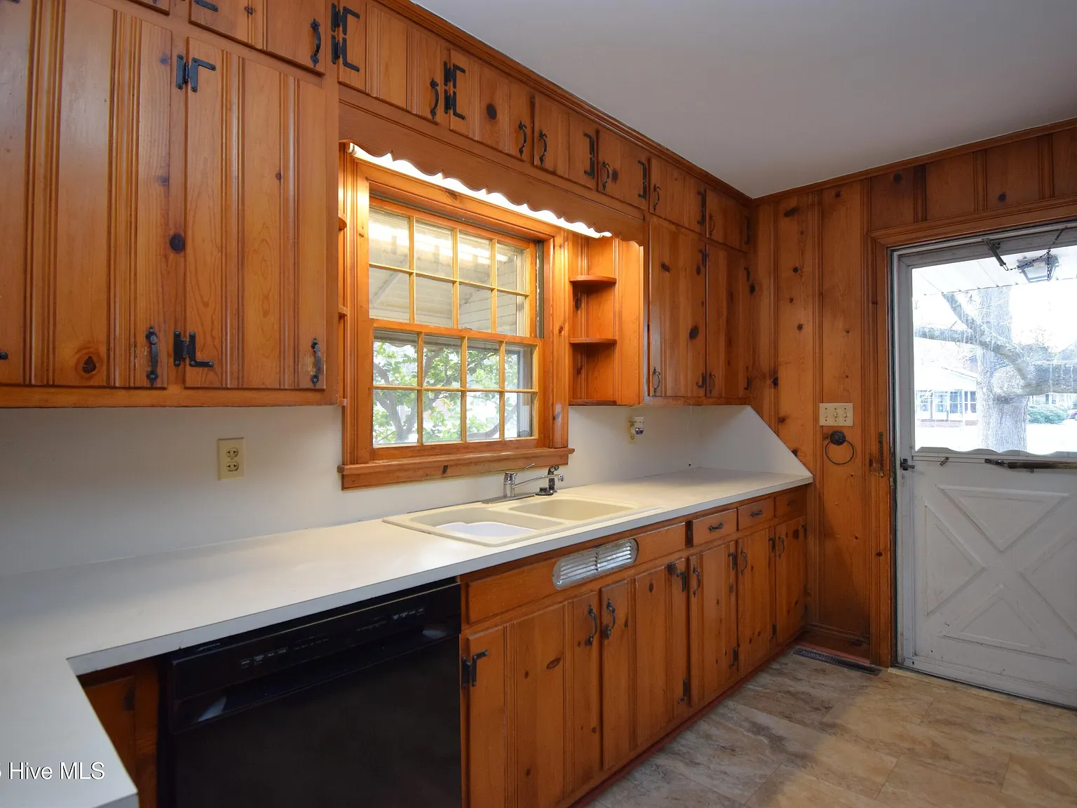 3 bed, 2.0 bath, 1989 sqft, $1,500 — Photo 3