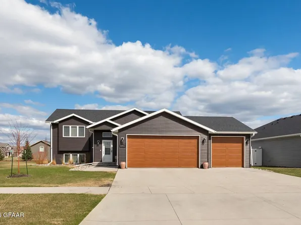 5983 W Prairiewood Dr, Grand Forks, ND 58201
